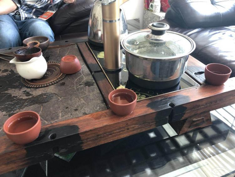 去網(wǎng)紅店選瓷磚，沒想到老板居然和我們是......