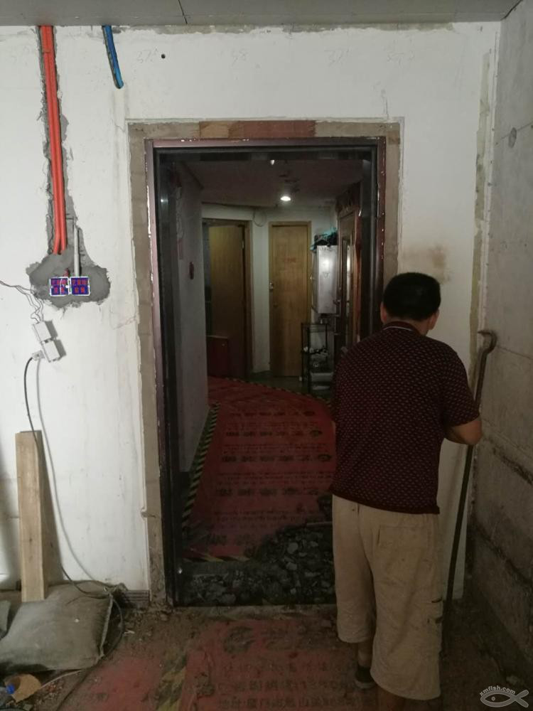 更換防盜門(mén)全過(guò)程大揭秘，我們家有一個(gè)能吃下十多桶水泥的怪物！