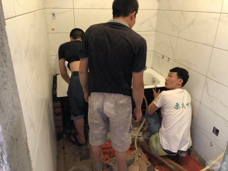 也許是小魚網(wǎng)上第一戶直播安裝浴缸的過程！還是鑄鐵浴缸！